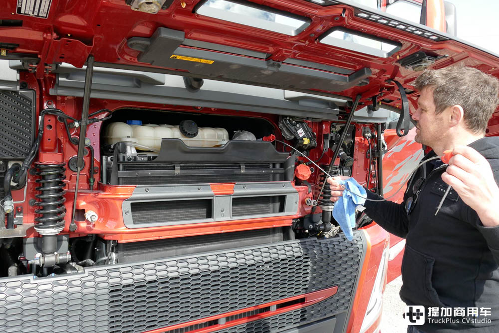发动机马力可升级,420匹秒变500匹,实拍最新款沃尔沃FM 4x2牵引车 - 第6张 - 提加商用车网 发动机马力可升级,420匹秒变500匹,实拍最新款沃尔沃FM 4x2牵引车 - 第6张