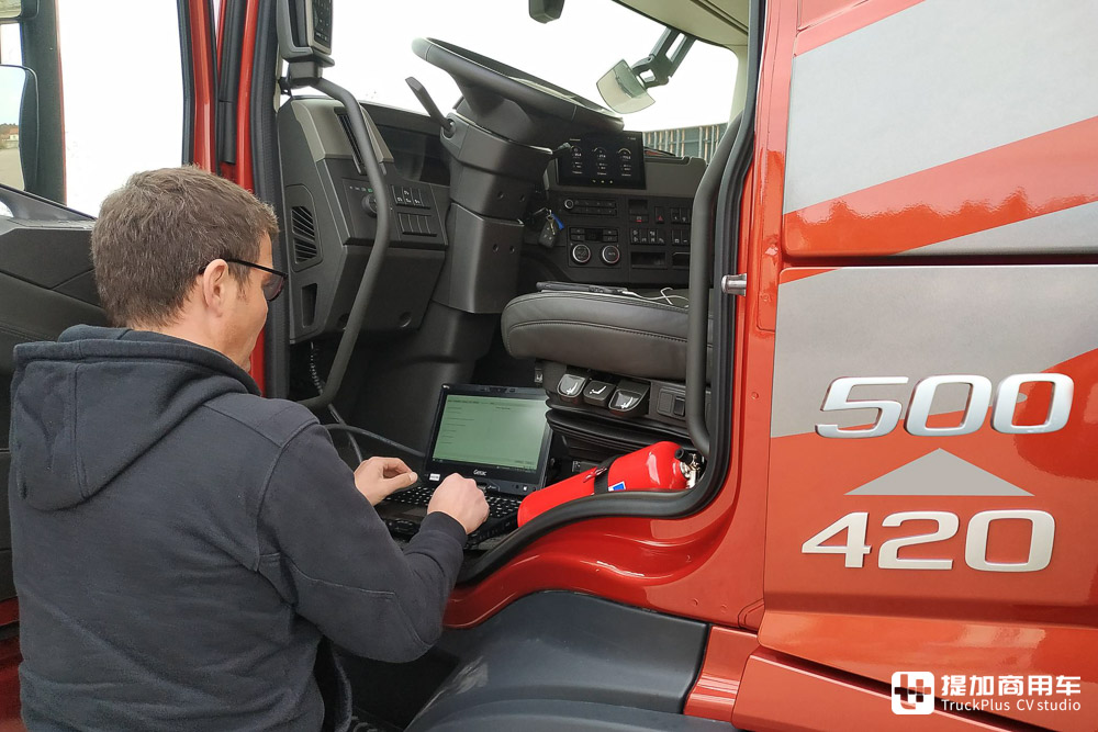 发动机马力可升级,420匹秒变500匹,实拍最新款沃尔沃FM 4x2牵引车 - 第8张 - 提加商用车网 发动机马力可升级,420匹秒变500匹,实拍最新款沃尔沃FM 4x2牵引车 - 第8张