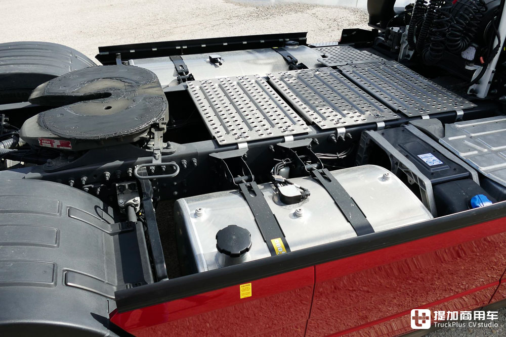 发动机马力可升级,420匹秒变500匹,实拍最新款沃尔沃FM 4x2牵引车 - 第11张 - 提加商用车网 发动机马力可升级,420匹秒变500匹,实拍最新款沃尔沃FM 4x2牵引车 - 第11张