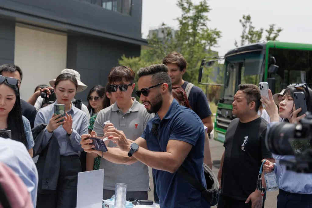 中外网红打卡宇通,沉浸式感受中国智造! - 第2张 - 提加商用车网 中外网红打卡宇通,沉浸式感受中国智造! - 第2张