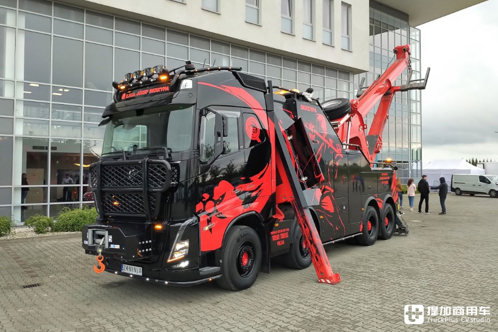 超大驾驶室开发确认，低鞍座、大件车、工程版车型抢眼，带你看沃尔沃4Poland卡车展