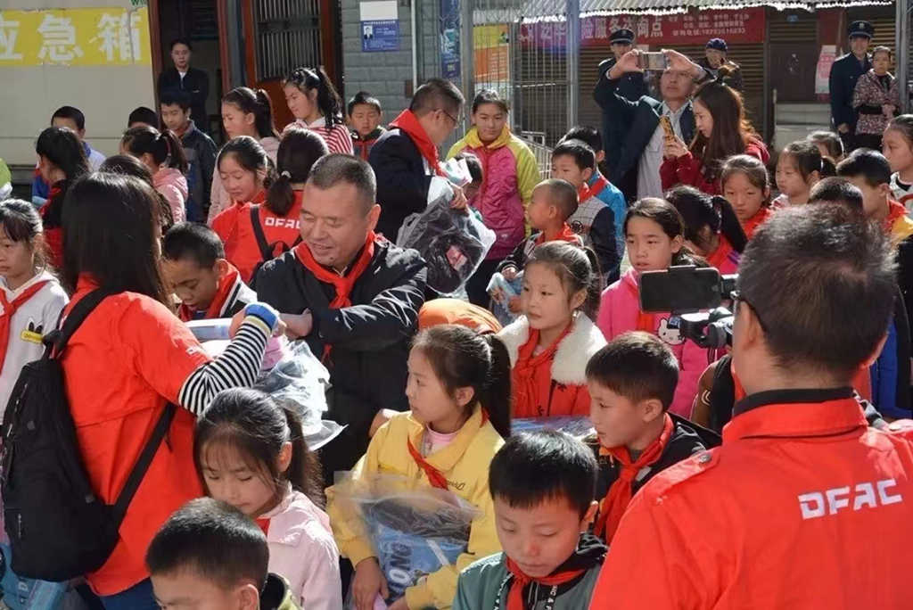 为爱满载 e起助学—东风汽车股份24周年庆暨车主关爱子女行温暖上线 - 第3张 - 提加商用车网 为爱满载 e起助学—东风汽车股份24周年庆暨车主关爱子女行温暖上线 - 第3张