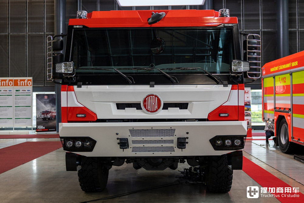 新增双排驾驶室，风冷V8、V12配内饰大屏，实拍新一代太脱拉Force - 第2张