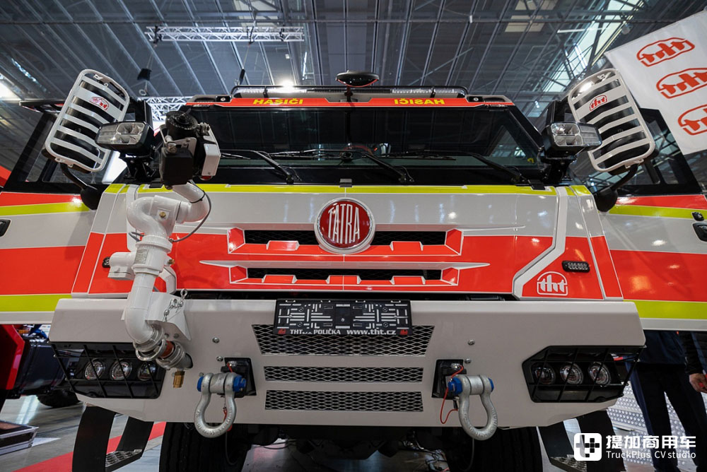 新增双排驾驶室，风冷V8、V12配内饰大屏，实拍新一代太脱拉Force - 第3张