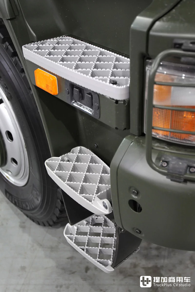 8x8驱动配双排驾驶室,搭载730匹V8,这台斯堪尼亚军用卡车真强悍 - 第11张 - 提加商用车网 8x8驱动配双排驾驶室,搭载730匹V8,这台斯堪尼亚军用卡车真强悍 - 第11张