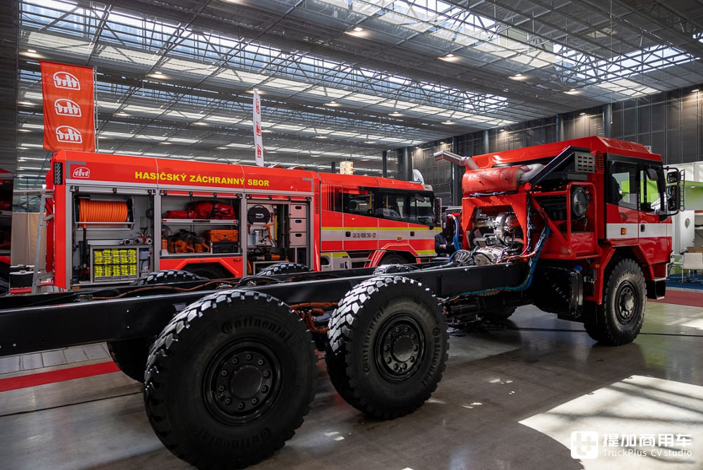 新增双排驾驶室，风冷V8、V12配内饰大屏，实拍新一代太脱拉Force - 第13张