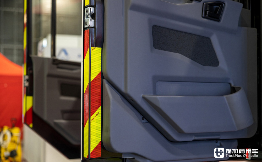 新增双排驾驶室，风冷V8、V12配内饰大屏，实拍新一代太脱拉Force - 第20张