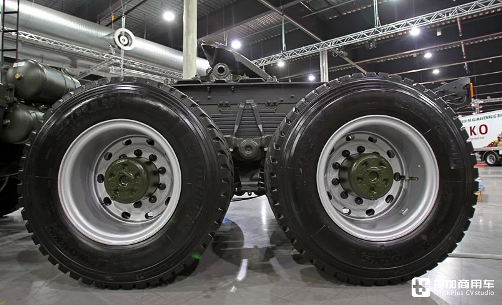 8x8驱动配双排驾驶室,搭载730匹V8,这台斯堪尼亚军用卡车真强悍 - 第21张 - 提加商用车网 8x8驱动配双排驾驶室,搭载730匹V8,这台斯堪尼亚军用卡车真强悍 - 第21张