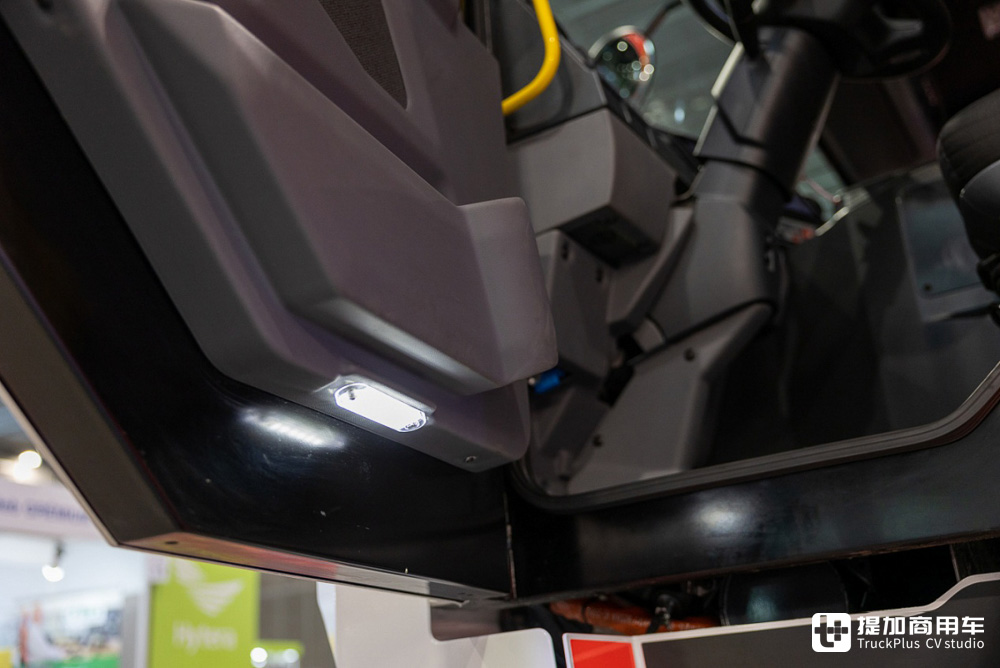 新增双排驾驶室，风冷V8、V12配内饰大屏，实拍新一代太脱拉Force - 第21张