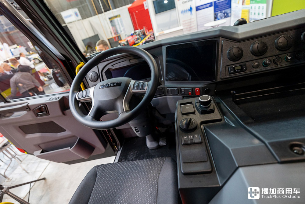 新增双排驾驶室，风冷V8、V12配内饰大屏，实拍新一代太脱拉Force - 第22张