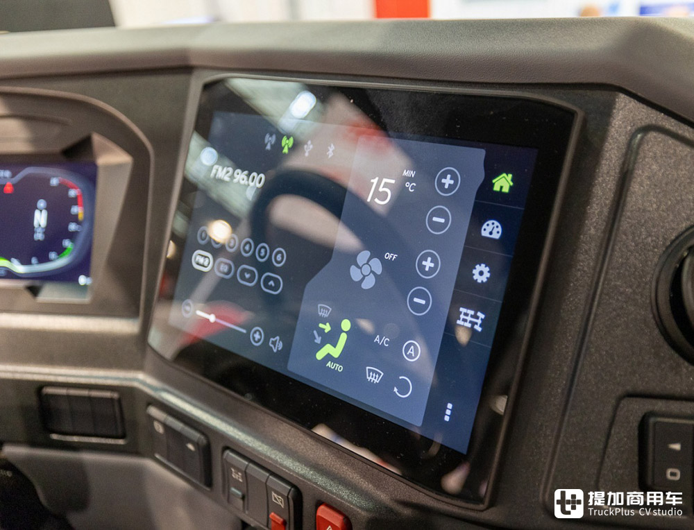 新增双排驾驶室，风冷V8、V12配内饰大屏，实拍新一代太脱拉Force - 第24张