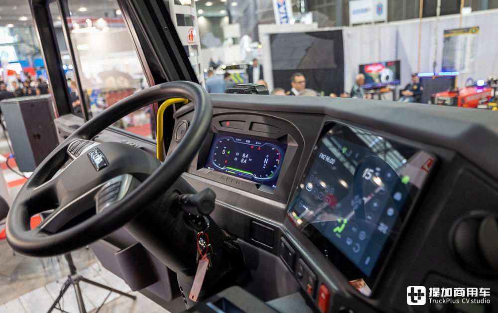 新增双排驾驶室，风冷V8、V12配内饰大屏，实拍新一代太脱拉Force - 第25张