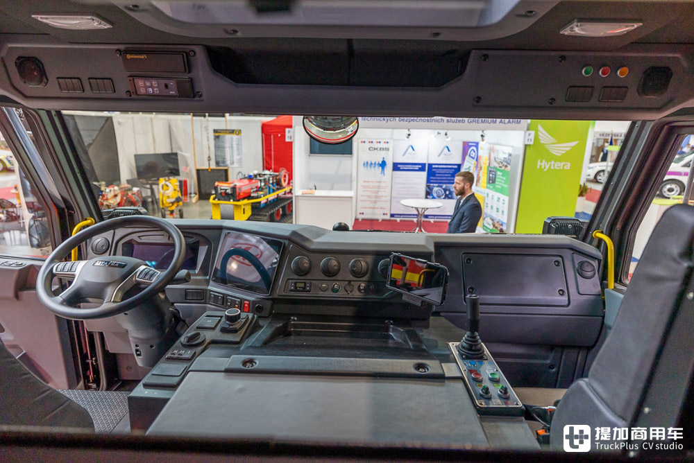 新增双排驾驶室，风冷V8、V12配内饰大屏，实拍新一代太脱拉Force - 第27张