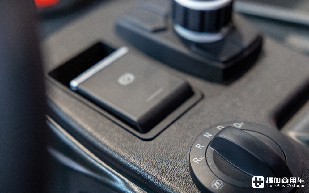 新增双排驾驶室，风冷V8、V12配内饰大屏，实拍新一代太脱拉Force - 第28张