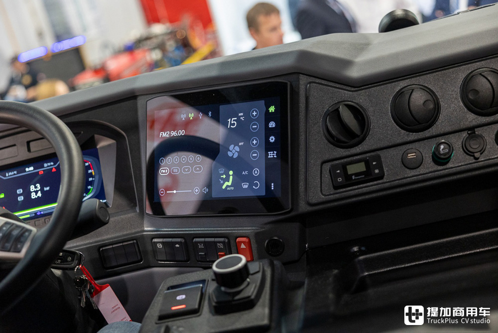 新增双排驾驶室，风冷V8、V12配内饰大屏，实拍新一代太脱拉Force - 第29张