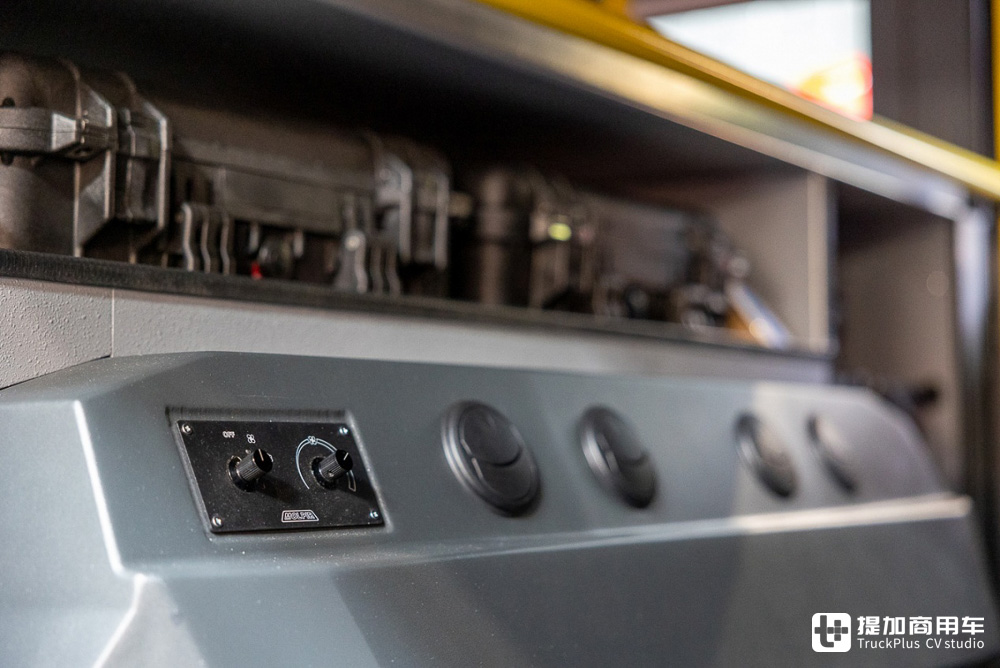 新增双排驾驶室，风冷V8、V12配内饰大屏，实拍新一代太脱拉Force - 第32张