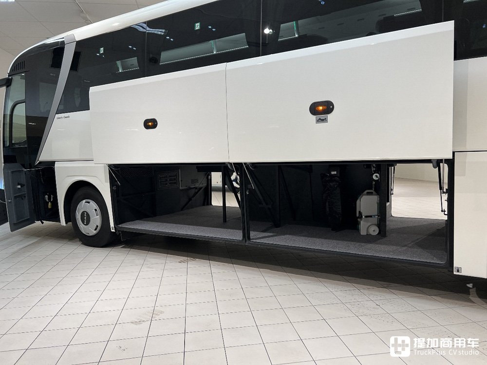 德国曼恩的顶级豪华巴士,乘坐舒适座椅像飞机,实拍2023款Lion's Coach - 第11张 - 提加商用车网 德国曼恩的顶级豪华巴士,乘坐舒适座椅像飞机,实拍2023款Lion's Coach - 第11张
