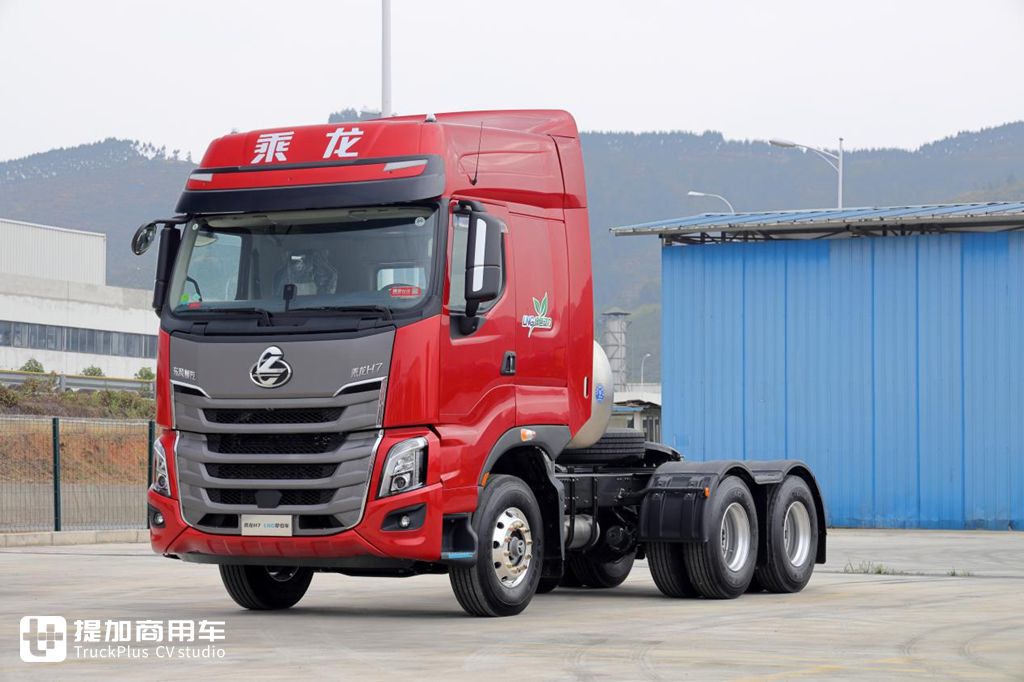 大排量大马力LNG车型不二之选，乘龙H7 LNG牵引车实拍评测 - 第1张
