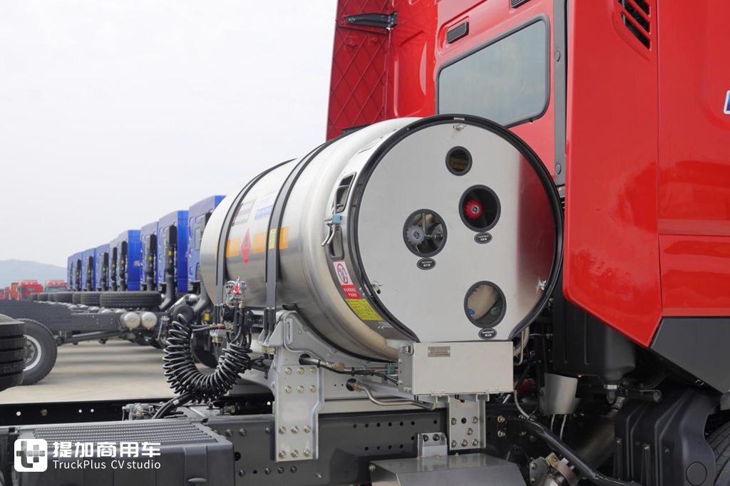 大排量大马力LNG车型不二之选，乘龙H7 LNG牵引车实拍评测 - 第10张