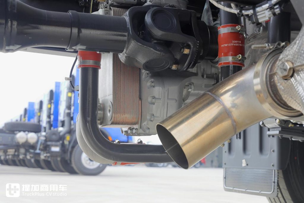 大排量大马力LNG车型不二之选，乘龙H7 LNG牵引车实拍评测 - 第11张