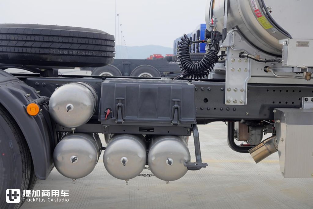 大排量大马力LNG车型不二之选，乘龙H7 LNG牵引车实拍评测 - 第13张