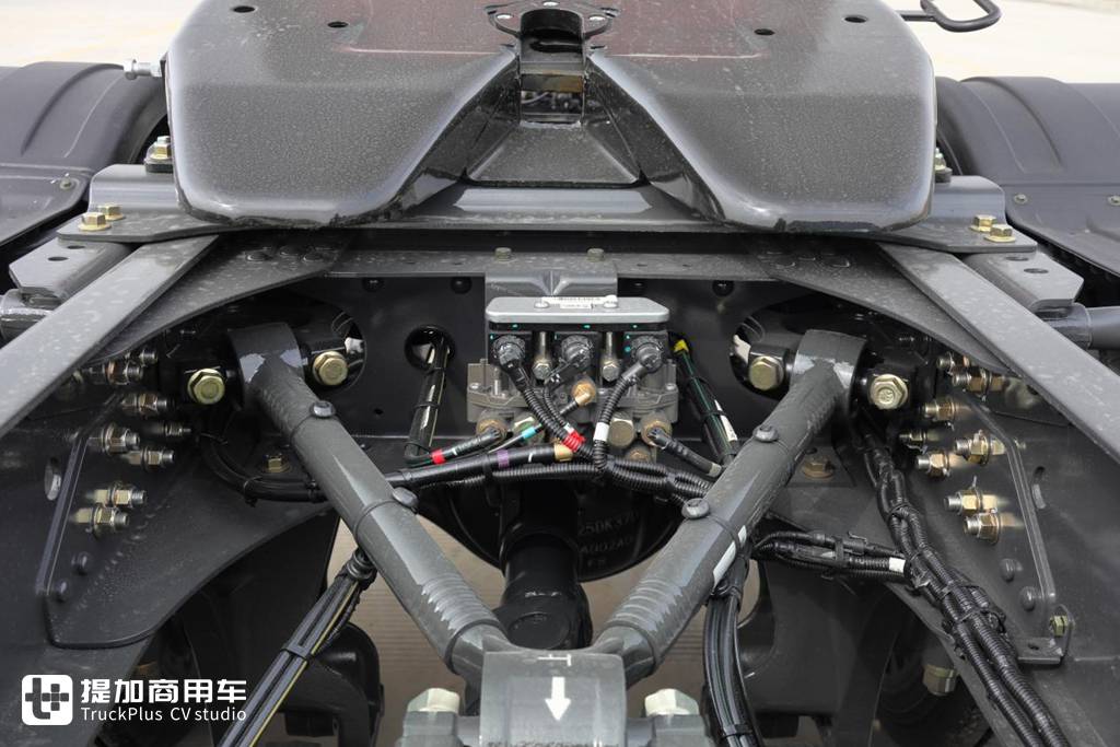 大排量大马力LNG车型不二之选，乘龙H7 LNG牵引车实拍评测 - 第14张