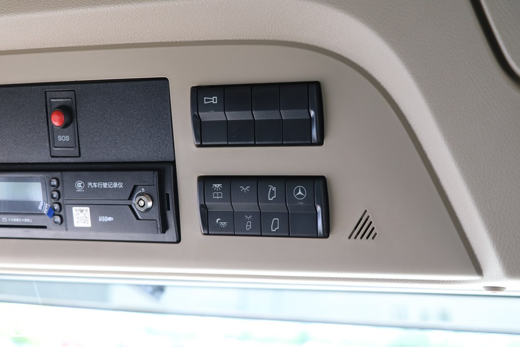 580马力的单驱车头!还有4米超长轴距,奔驰Actros C 1858牵引车实拍 - 第17张 - 提加商用车网 580马力的单驱车头!还有4米超长轴距,奔驰Actros C 1858牵引车实拍 - 第17张