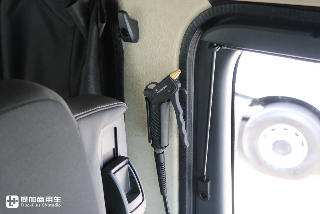 580马力的单驱车头!还有4米超长轴距,奔驰Actros C 1858牵引车实拍 - 第18张 - 提加商用车网 580马力的单驱车头!还有4米超长轴距,奔驰Actros C 1858牵引车实拍 - 第18张