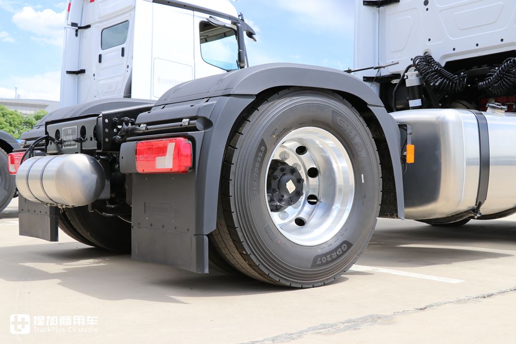 580马力的单驱车头!还有4米超长轴距,奔驰Actros C 1858牵引车实拍 - 第4张 - 提加商用车网 580马力的单驱车头!还有4米超长轴距,奔驰Actros C 1858牵引车实拍 - 第4张