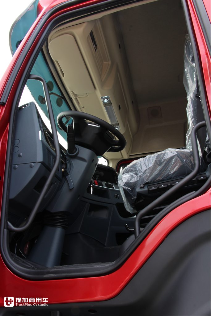 大排量大马力LNG车型不二之选，乘龙H7 LNG牵引车实拍评测 - 第5张