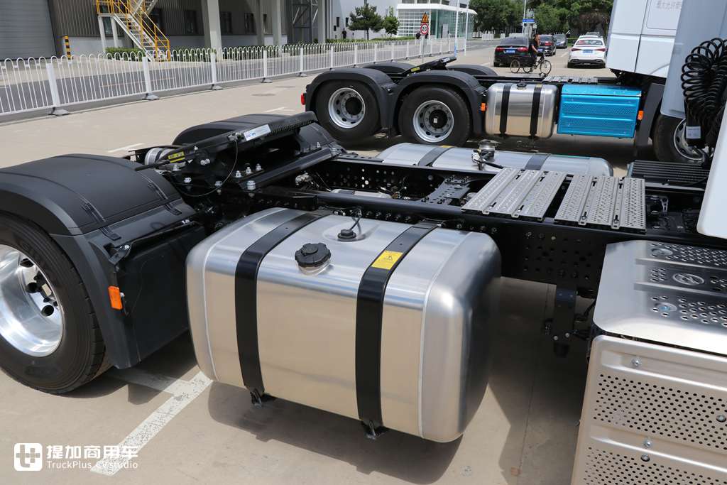 580马力的单驱车头!还有4米超长轴距,奔驰Actros C 1858牵引车实拍 - 第6张 - 提加商用车网 580马力的单驱车头!还有4米超长轴距,奔驰Actros C 1858牵引车实拍 - 第6张