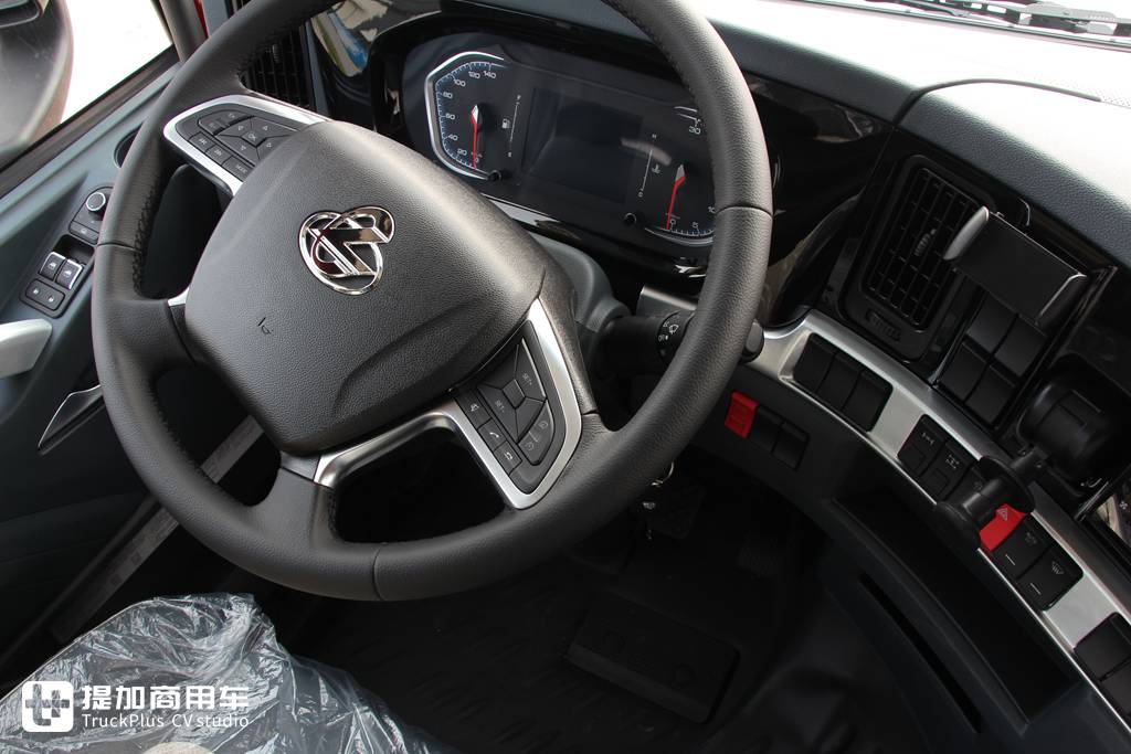 大排量大马力LNG车型不二之选，乘龙H7 LNG牵引车实拍评测 - 第6张