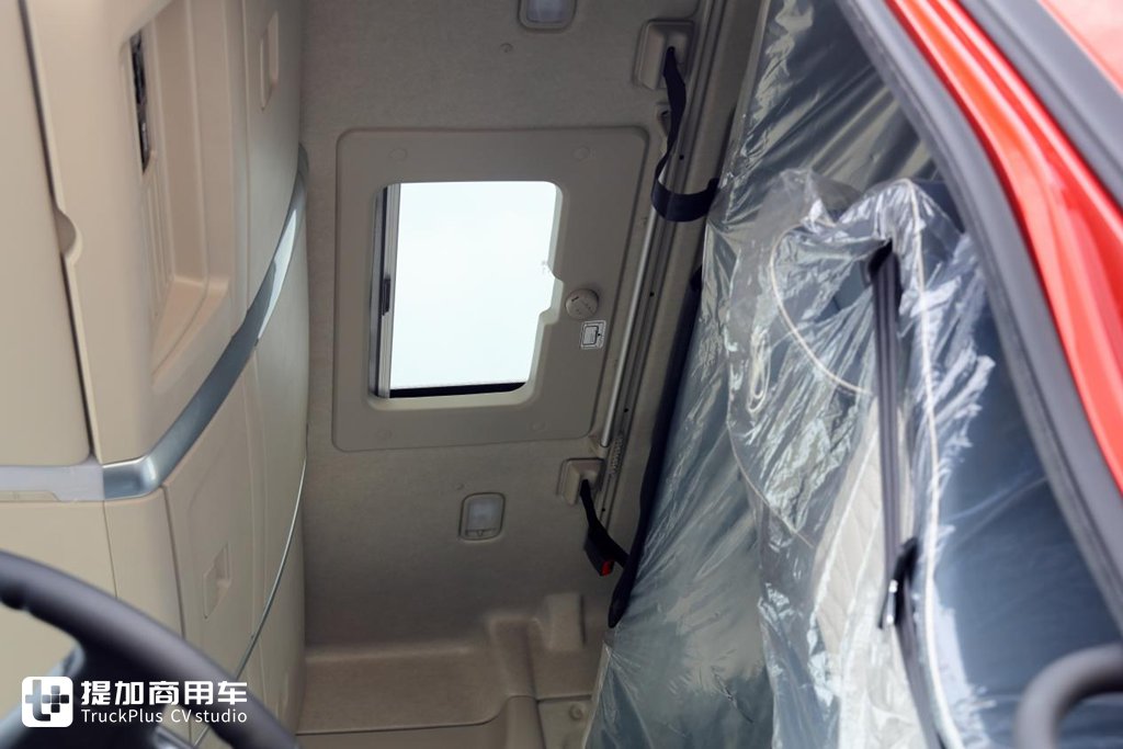 大排量大马力LNG车型不二之选，乘龙H7 LNG牵引车实拍评测 - 第7张