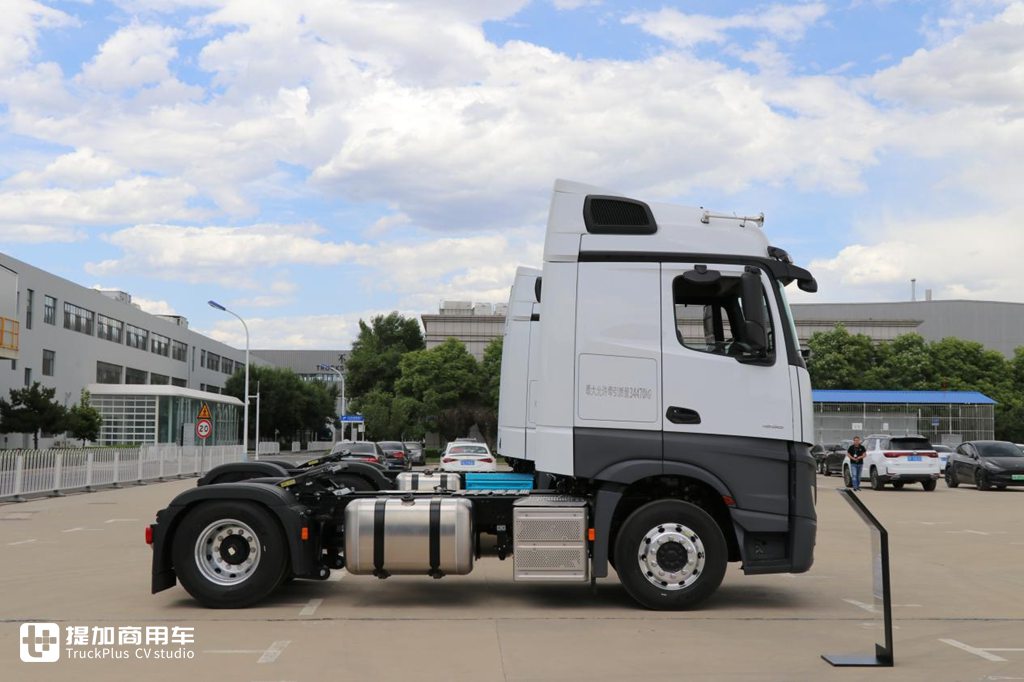 580马力的单驱车头!还有4米超长轴距,奔驰Actros C 1858牵引车实拍 - 第8张 - 提加商用车网 580马力的单驱车头!还有4米超长轴距,奔驰Actros C 1858牵引车实拍 - 第8张