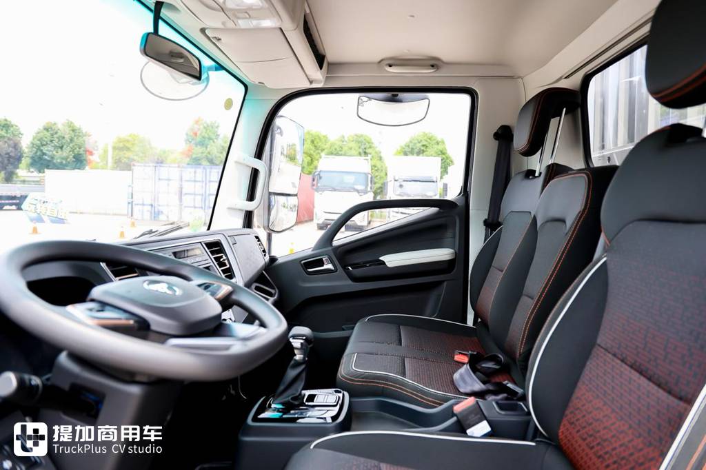动力经济两全其美 奥铃玉兔III自动挡轻卡实拍评测 - 第8张 - 提加商用车网 动力经济两全其美 奥铃玉兔III自动挡轻卡实拍评测 - 第8张