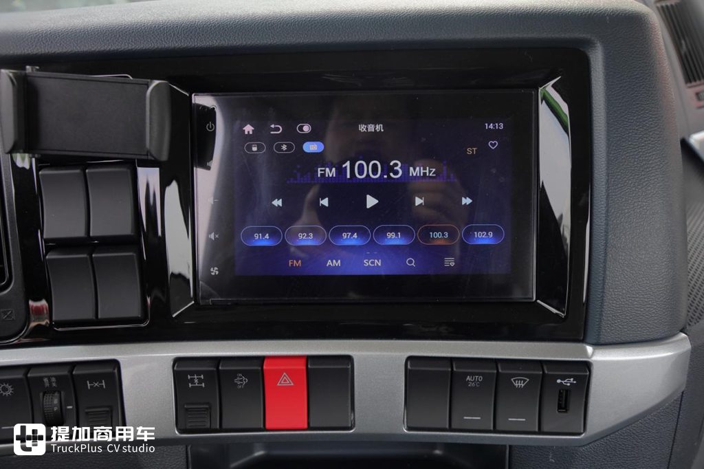 大排量大马力LNG车型不二之选，乘龙H7 LNG牵引车实拍评测 - 第9张