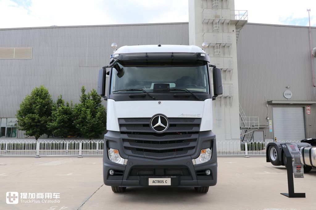 580马力的单驱车头!还有4米超长轴距,奔驰Actros C 1858牵引车实拍 - 第9张 - 提加商用车网 580马力的单驱车头!还有4米超长轴距,奔驰Actros C 1858牵引车实拍 - 第9张