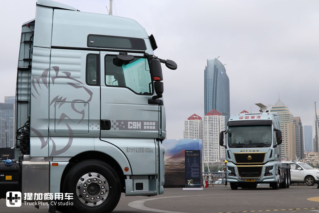 这是最新款的汕德卡旗舰车型,配XXL驾驶室的C9H牵引车实拍,配置有哪些不一样?