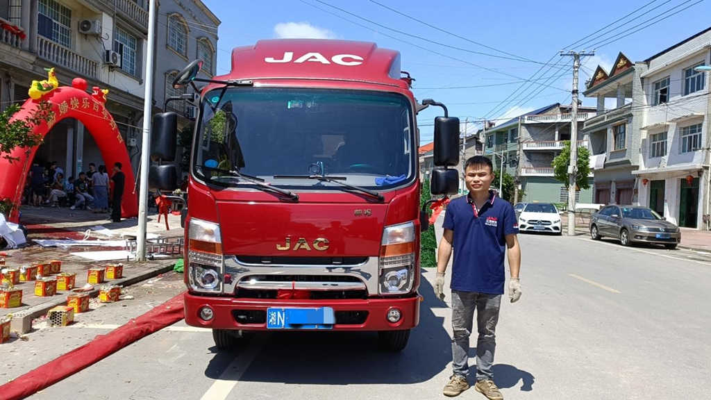 “最贴心的婆娘” 经营婚庆20年，阅车无数的石老板这么评价江淮1卡帅铃！ - 第1张