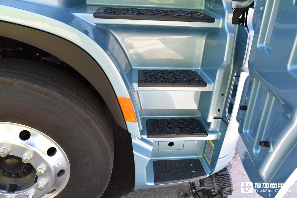 不止是全球最大马力,陕汽最新上市的560马力德龙X6000天然气重卡实拍 - 第18张 - 提加商用车网 不止是全球最大马力,陕汽最新上市的560马力德龙X6000天然气重卡实拍 - 第18张