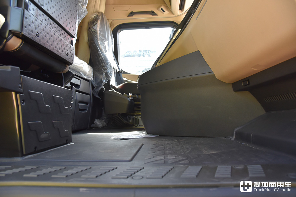 不止是全球最大马力,陕汽最新上市的560马力德龙X6000天然气重卡实拍 - 第19张 - 提加商用车网 不止是全球最大马力,陕汽最新上市的560马力德龙X6000天然气重卡实拍 - 第19张