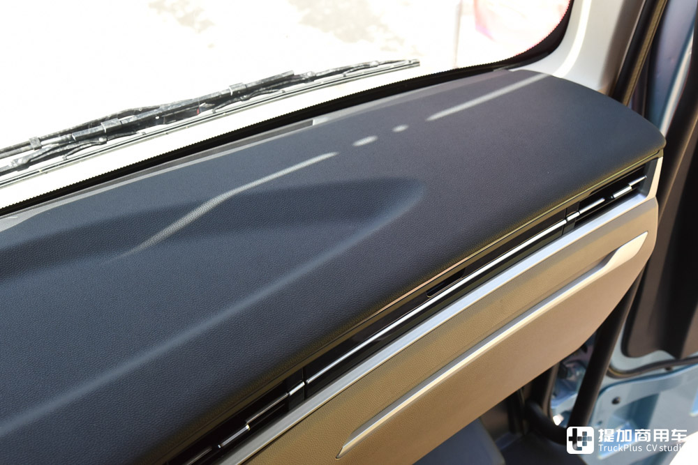 不止是全球最大马力,陕汽最新上市的560马力德龙X6000天然气重卡实拍 - 第27张 - 提加商用车网 不止是全球最大马力,陕汽最新上市的560马力德龙X6000天然气重卡实拍 - 第27张