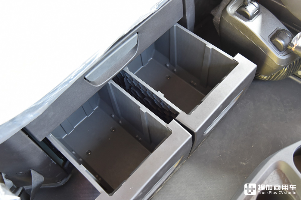 不止是全球最大马力,陕汽最新上市的560马力德龙X6000天然气重卡实拍 - 第32张 - 提加商用车网 不止是全球最大马力,陕汽最新上市的560马力德龙X6000天然气重卡实拍 - 第32张