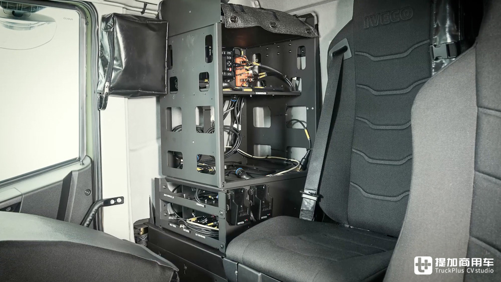 依维柯Eurocargo 4x4底盘打造,急救方舱设施完善,实拍德国陆军最新款高机动救护车 - 第22张 - 提加商用车网 依维柯Eurocargo 4x4底盘打造,急救方舱设施完善,实拍德国陆军最新款高机动救护车 - 第22张