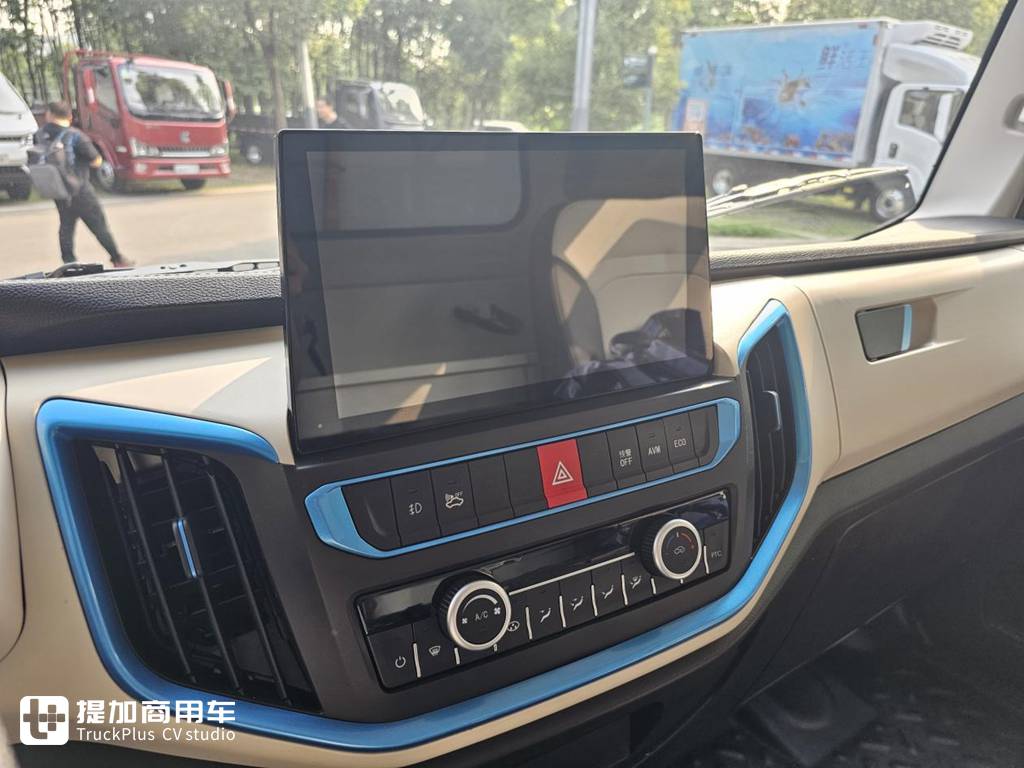 高端电动轻卡,纯电黄金动力总成,潍柴新能源蓝擎·悦EH Pro实拍 - 第10张 - 提加商用车网 高端电动轻卡,纯电黄金动力总成,潍柴新能源蓝擎·悦EH Pro实拍 - 第10张
