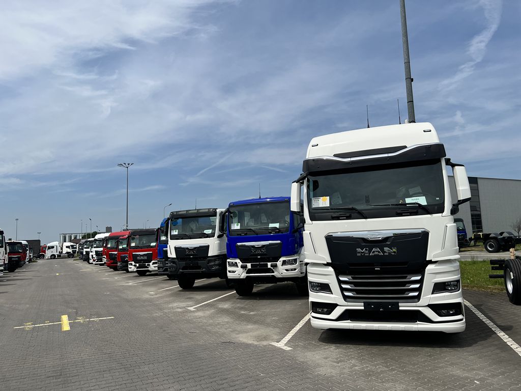 参观曼恩波兰克拉科夫工厂，停车场下线车辆实拍，2023曼恩卡车科技日第二日纪录 - 第16张