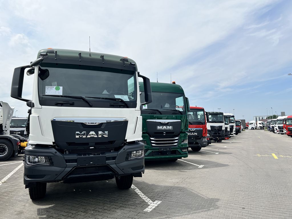 参观曼恩波兰克拉科夫工厂，停车场下线车辆实拍，2023曼恩卡车科技日第二日纪录 - 第15张