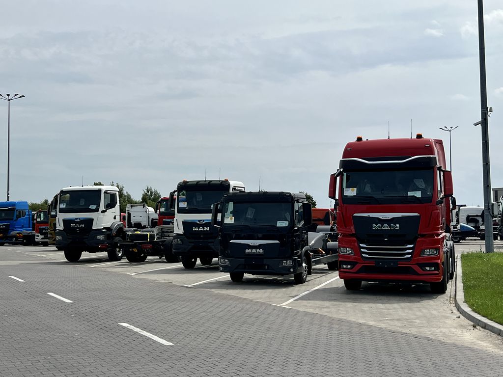 参观曼恩波兰克拉科夫工厂，停车场下线车辆实拍，2023曼恩卡车科技日第二日纪录 - 第11张