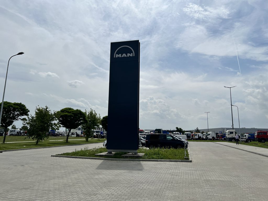 参观曼恩波兰克拉科夫工厂，停车场下线车辆实拍，2023曼恩卡车科技日第二日纪录 - 第13张