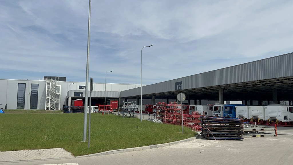 参观曼恩波兰克拉科夫工厂，停车场下线车辆实拍，2023曼恩卡车科技日第二日纪录 - 第2张